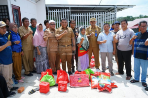 Pemkab Muarojambi Memberi Bantuan Langsung Kepada Masyarakat Korban Angin Puting Beliung