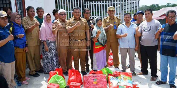 Pemkab Muarojambi Memberi Bantuan Langsung Kepada Masyarakat Korban Angin Puting Beliung