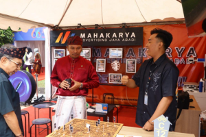 Edi Purwanto Mengunjungi Stand UMKM Jambi Mantap Expo 2023
