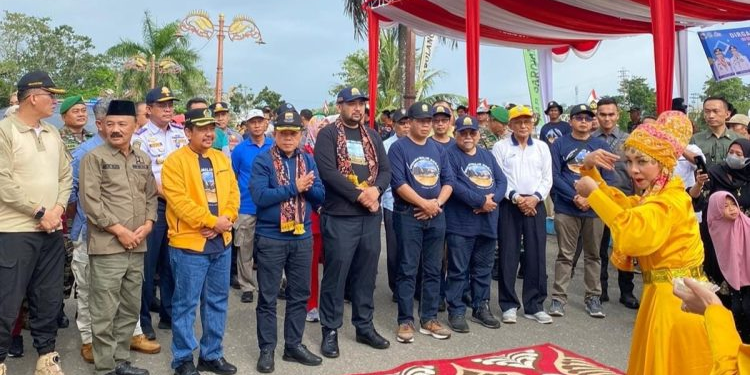 Wakil Ketua DPRD Provinsi Jambi Bersama Gubernur Jambi membuka Milir Berakit YSSB