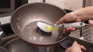 5 Cara Membersihkan Teflon yang Berjamur agar Kembali Bersih