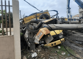 Truk Hilang Kendali, Hantam Pagar Beton dan Tiang Listrik