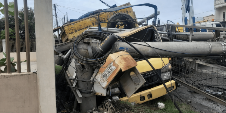 Truk Hilang Kendali, Hantam Pagar Beton dan Tiang Listrik
