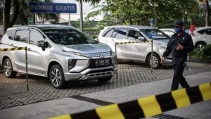 Mobil Nekat Parkir Sembarang Di Dki, Siap-Bersiap Diderek Petugas