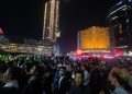 Tak Hanya Petasan, Warga Nyalakan Flare Di Bundaran Hi