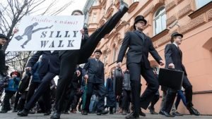 Studi: Jalan Kaki Ala Monty Python Bikin Jantung Lebih Sehat