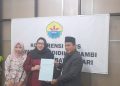 Camelia Resmi Serahkan SK Pj Rektor Unbari ke Saidina Usman Alquraisi