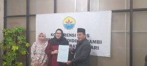 Camelia Resmi Serahkan SK Pj Rektor Unbari ke Saidina Usman Alquraisi