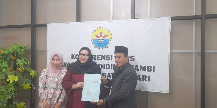 Camelia Resmi Serahkan SK Pj Rektor Unbari ke Saidina Usman Alquraisi