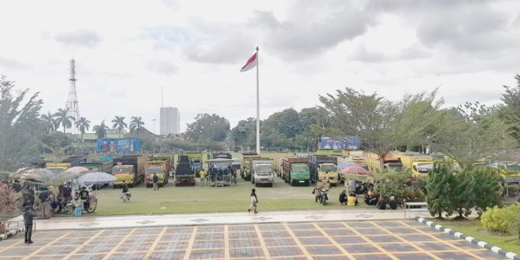 Diiringi Musik DJ, Truk Batu Bara KSB Ramaikan Lapangan Kantor Gubernur Jambi