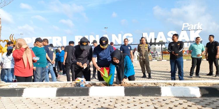 Al Haris Tanam Ratusan Pinang dan Senam Bersama Pegawai Pemprov Jambi di Taman Putri Pinang Masak