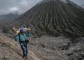 Aktivitas Gunung Bromo Naik: Muncul Sinar Api, Bau Belerang Menguat