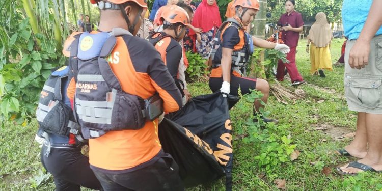 Terpeleset dan Jatuh ke Sungai Batang Tebo, Novrianda Ditemukan 3,5 Kilometer dari Lokasi Kejadian