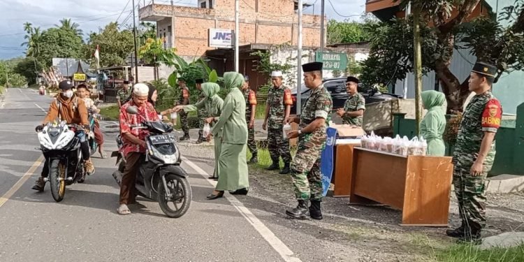Puasa ke-10, Koramil 07/Sungai Manau Bagi-bagi Takjil