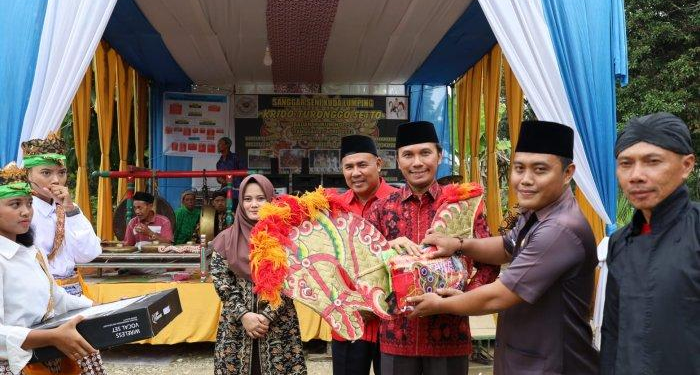 Dapat Bantuan Alat Kesenian dari Edi Purwanto, Kades di Kecamatan Singkut Ucapkan Terima Kasih