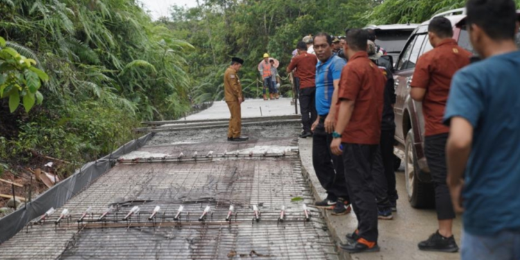 Tinjau Jalan Batang Asai Sarolangun: Gubernur Al Haris Harap Dapat Buka Daerah Terisolir