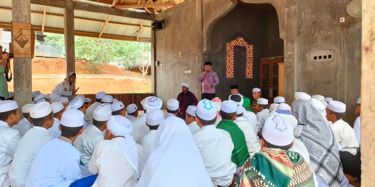 Silaturahmi ke Ponpes Raudhatut Tholibin Bungo: Gubernur Al Haris Motivasi Santri Semangat Belajar