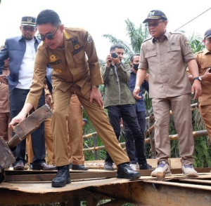 Pj Bupati Muarojambi Tinjau Jembatan Sungai Kandang