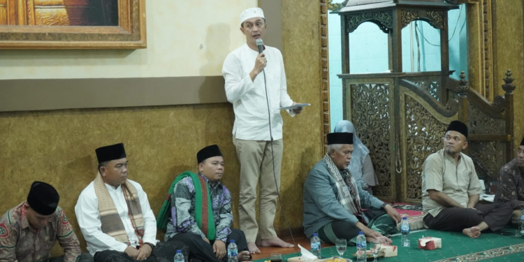 Pemkab Muarojambi Menghadiri Malam Nuzulul Qur an di Hari ke-17 Bulan Ramadhan di Desa Senaung