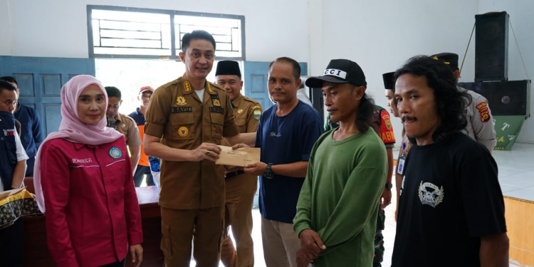 Pj Bupati Muarojambi Bersama Ketua TP PKK Memberi Bantuan Korban Angin Puting Beliung