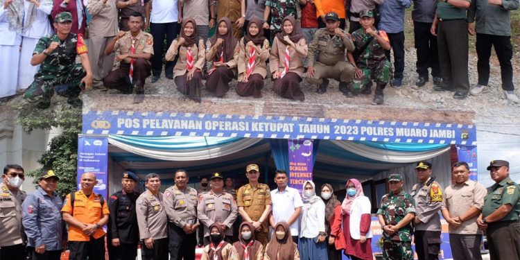 Bachyuni Deliansyah Bersama Sekda, Kapolres dan Forkopimda Muaro Jambi Meninjau Pos Arus Mudik 2023