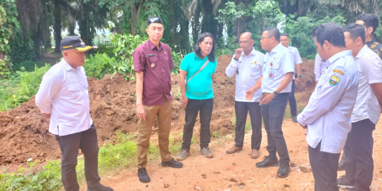 Pj Bupati Bachyuni Pantau Langsung Perbaiki Jalan Desa Kedotan