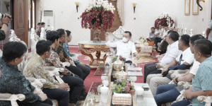 Pj Bupati Muarojambi Bersama Ketua TP PKK Memberi Bantuan Korban Angin Puting Beliung