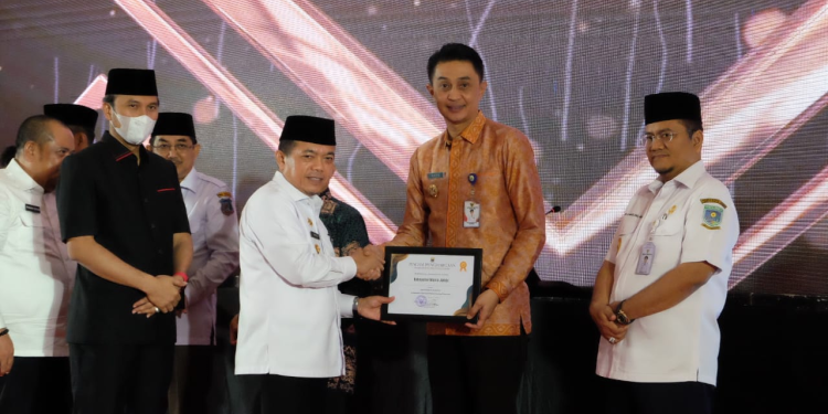 Pj Bupati Muarojambi Bachyuni Menerima Penghargaan dari Gubernur Jambi di Musrenbang RKPD Provinsi Jambi