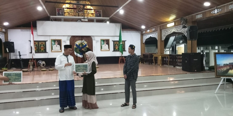 Bupati Batanghari Menyerahkan Bonus Kepada Kafilah MTQ yang Mendapatkan Juara