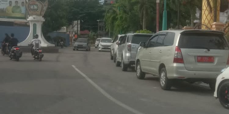 Parkir di Pelabuhan Domestik Karimun Semrawut, Mengganggu Kenyamanan Pengguna Jalan