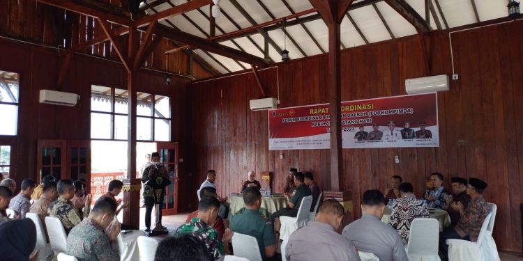 Bupati Batanghari Menggelar Rapat Koordinasi Pimpinan Daerah Dalam Penanganan Isu Aktual di Batanghari