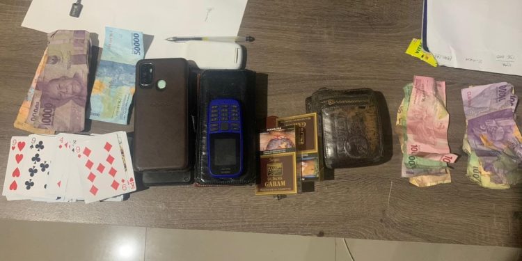 Asik Bermain Judi Remi Bareng 3 Pria, 2 IRT Dibekuk Polisi
