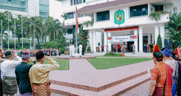 Lagu Ojo Dibandingke Bergema dalam Upacara Hardiknas di Pemko Medan
