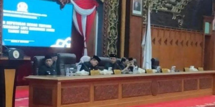 Ketua DPRD Provinsi Jambi dan Gubernur Menghadiri Paripurna, Agenda Pengambilan Keputusan Terhadap LKPJ Gubernur