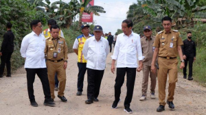 Pj Bupati Muarojambi Mendampingi Kunjungan Kerja Presiden Jokowi ke Desa Tangkit