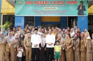 Edi Purwanto Dampingi Jokowi Dalam Kunker ke SMKN 4 Kota Jambi