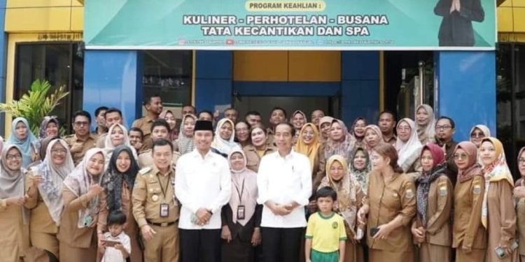 Edi Purwanto Dampingi Jokowi Dalam Kunker ke SMKN 4 Kota Jambi