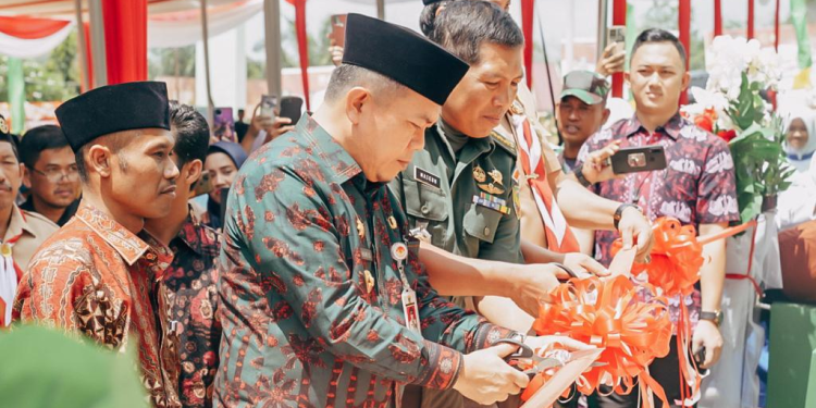 Meresmikan Gedung MTS Soleh Al Mubarok, Al Haris Mengingatkan Pentingnya Pendidikan