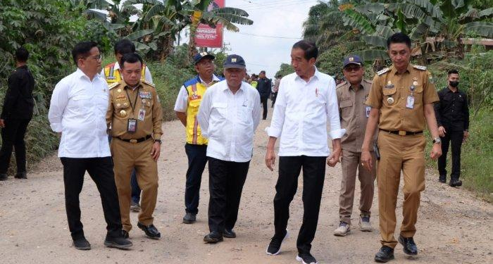 Pj Bupati Muarojambi Mendampingi Kunjungan Kerja Presiden Jokowi ke Desa Tangkit