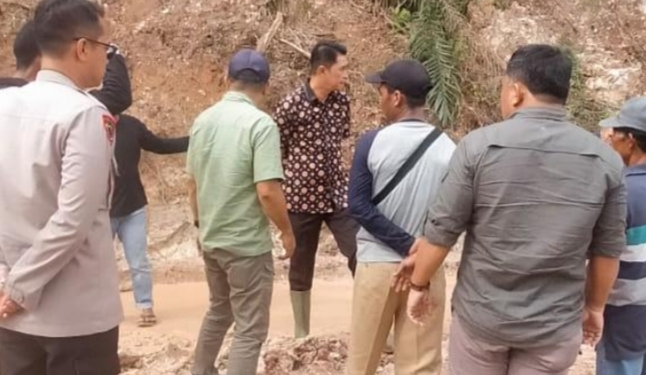 Pj Bupati Muarojambi Langsung Temui Warga Terkait Aksi Blokade Jalan,