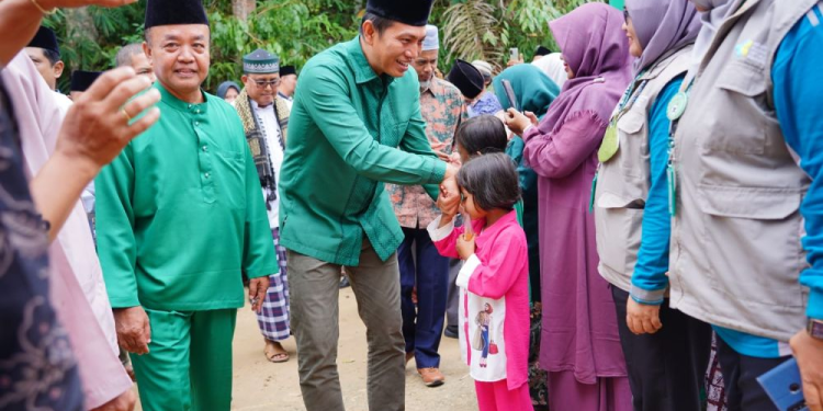 Bupati Batanghari Menghadiri Undangan Sunatan Massal di Desa Sungkai Kecamatan Bajubang