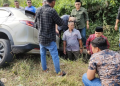 Gubernur Jambi Al Haris Membantu Mobil yang Alami Kecelakaan