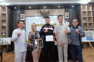 PJ Bupati Muarojambi Melepas Salah Satu Siswa Titian Teras Sebagai Paskibraka Nasional