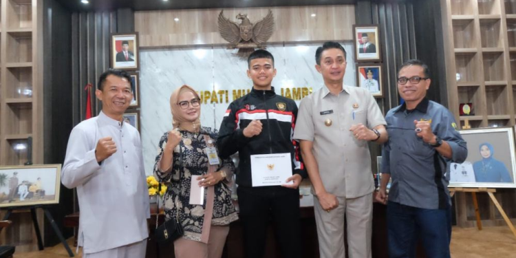 PJ Bupati Muarojambi Melepas Salah Satu Siswa Titian Teras Sebagai Paskibraka Nasional