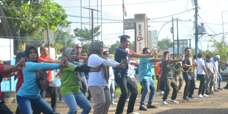 Pj Bupati Muarojambi Mengikuti Senam Sehat di Lapangan Kantor Camat Sekernan