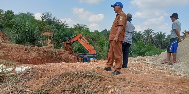 Pemerintah Desa Lantak Seribu Bangun Box Culver Jalan Menuju Kecamatan