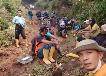 Masyarakat Kecamatan Batang Merangin Bergotong Royong Perbaiki Jalan Rusak di Muara Pulau Mudik