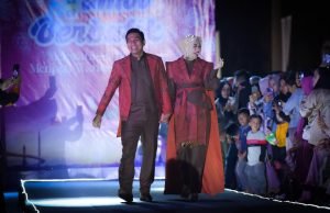 Tampil Mempesona, Fadhil dan Istri tampil di Event Jambi Berbatik 2023