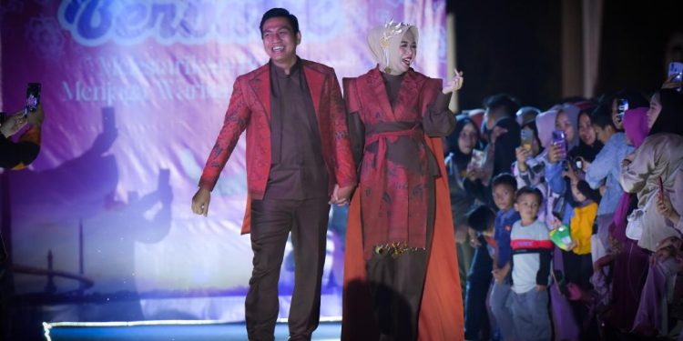 Tampil Mempesona, Fadhil dan Istri tampil di Event Jambi Berbatik 2023