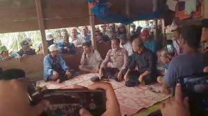 Kecewa yang Mendalam, Puluhan Warga Pemayungan Adang Iring-iringan Kendaraan Rombongan PT ABT